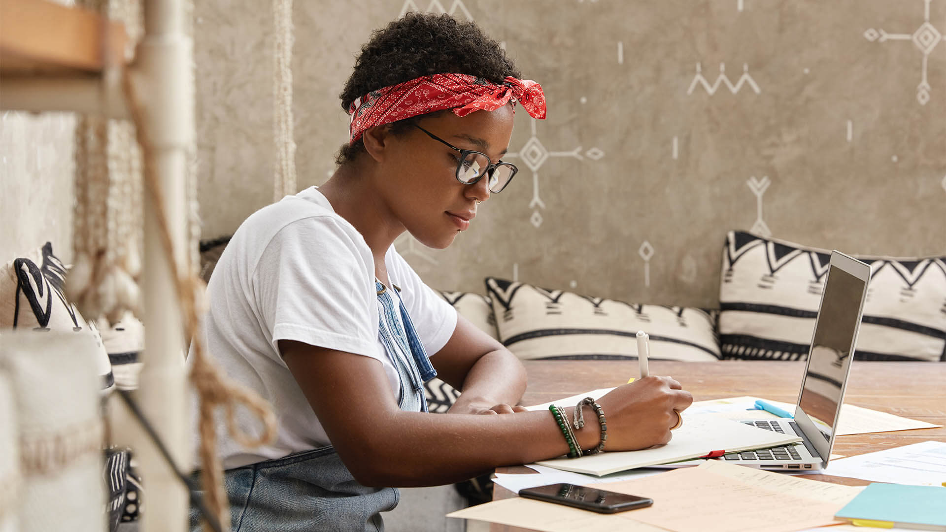 How to Deal with Invoice Disputes as a Freelancer or Creative - Featured Image | CEO Monthly