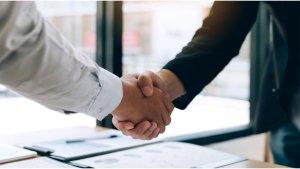 2 arms shaking hands