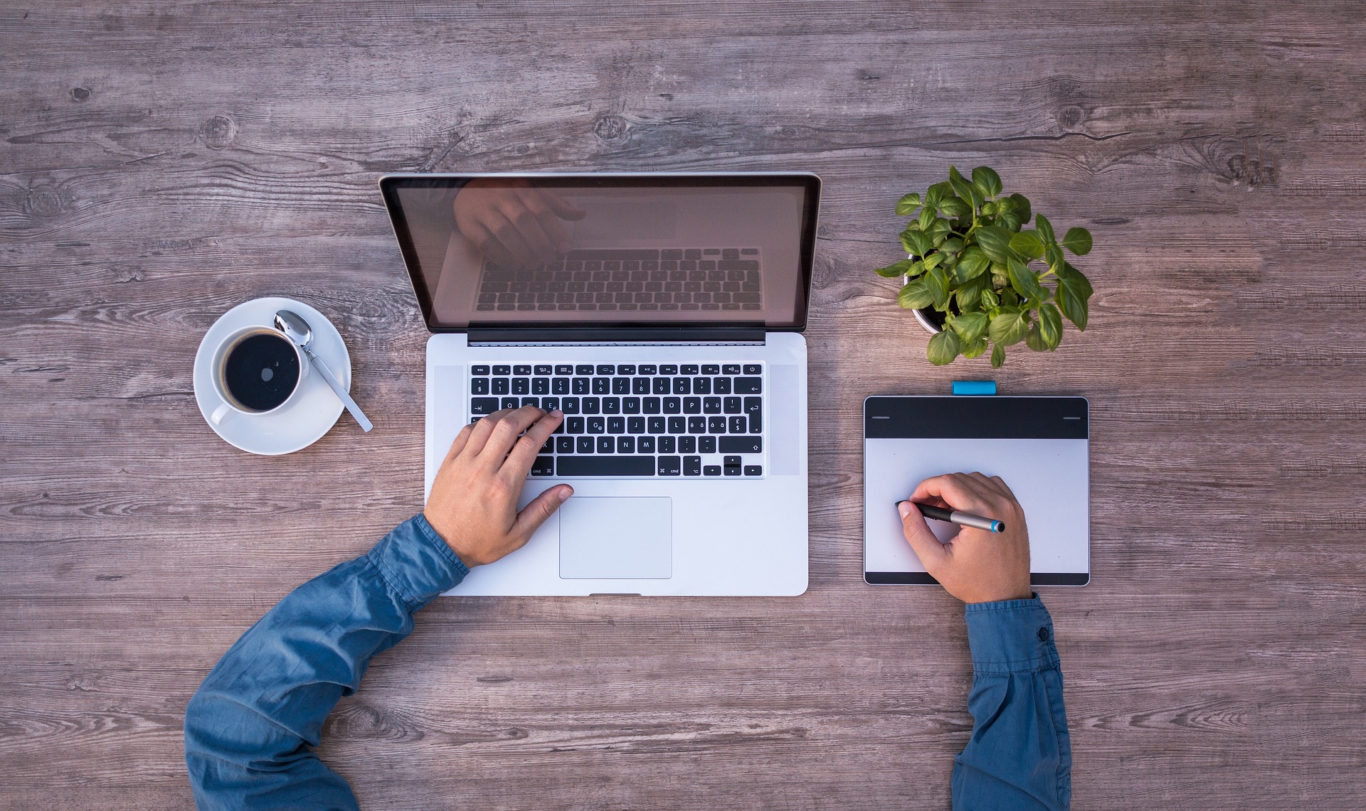 A Quick Guide to Managing a Remote Workforce - Featured Image | CEO Monthly