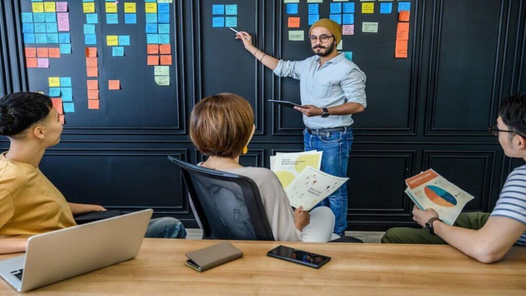 Post Thumbnail - 5 Habits of Highly Effective Team Leaders in 2023