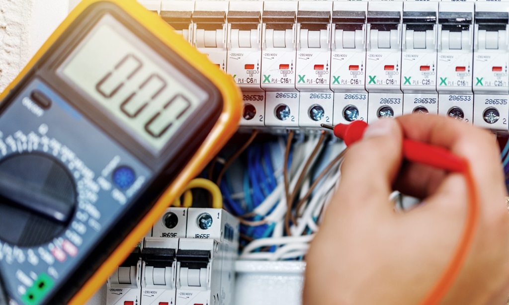 Post Thumbnail - Essential Leadership Skills for Electricians in the Tech Industry