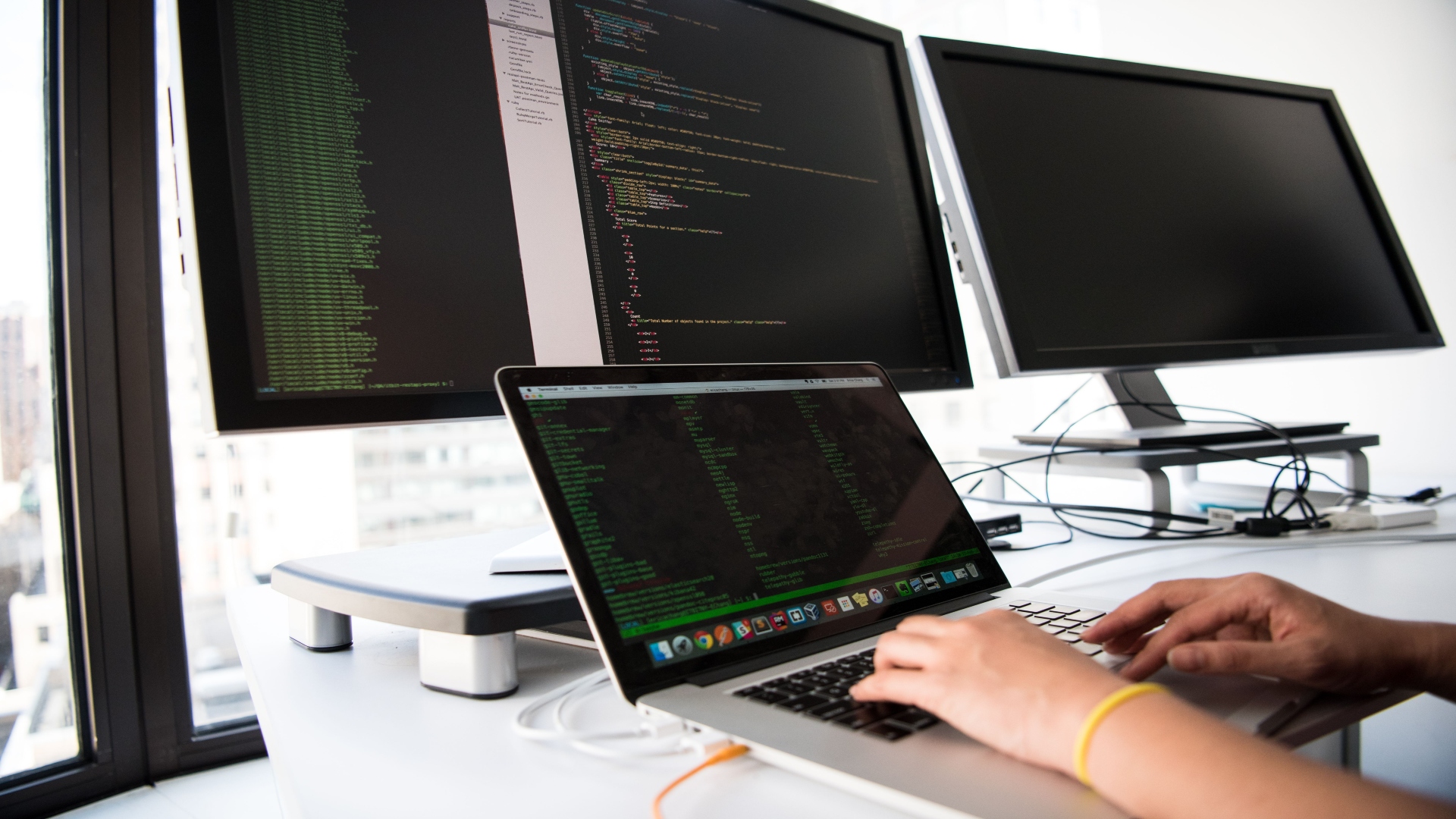 Enterprise Software Development: 6 Questions You Must Ask Before Signing a Contract - Featured Image | CEO Monthly